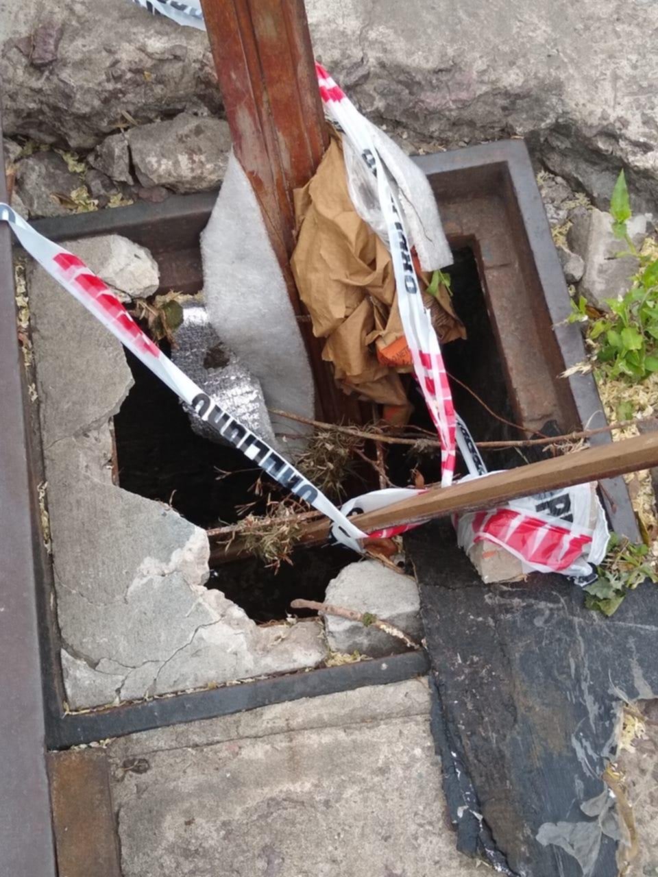 Peligro en 28 y 56 por una boca de tormenta sin tapa
