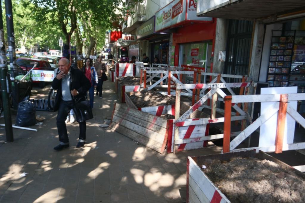 Comerciantes están que trinan por una obra que “espanta” clientes en 44, 1 y 2