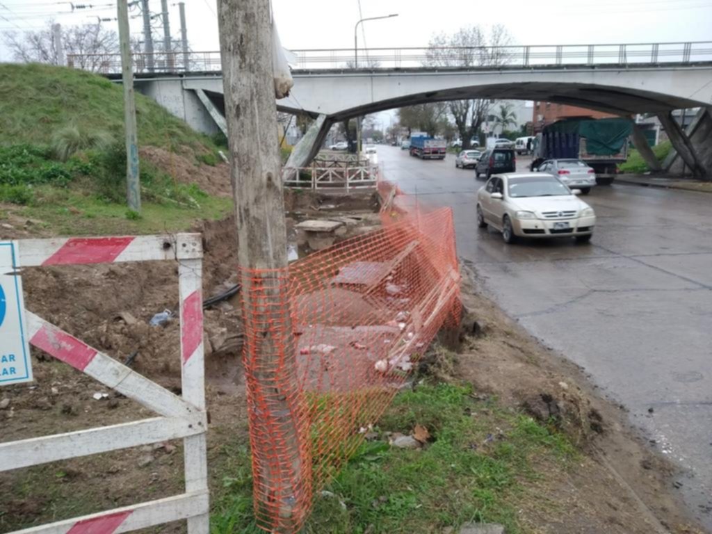 Pozo por obra en 1 y 520 y complicaciones para los transeúntes