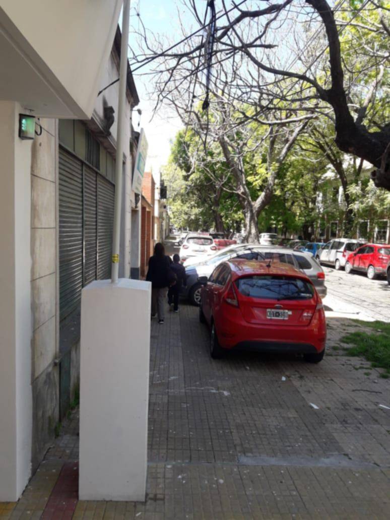 Festival de autos sobre la vereda en 16, entre 44 y 45