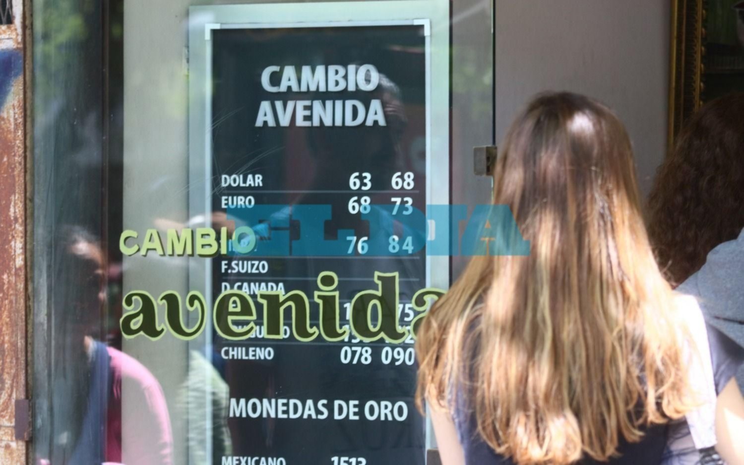 Pese a las ventas del Central, el dólar oficial superó los 63 pesos