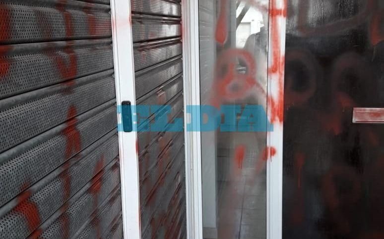 Denuncian que el frente de su edificio es vandalizado hace cinco meses