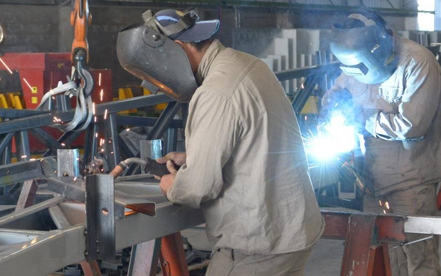 La producción fabril cayó en septiembre 0,4% y acumuló una baja del 5,8% desde enero