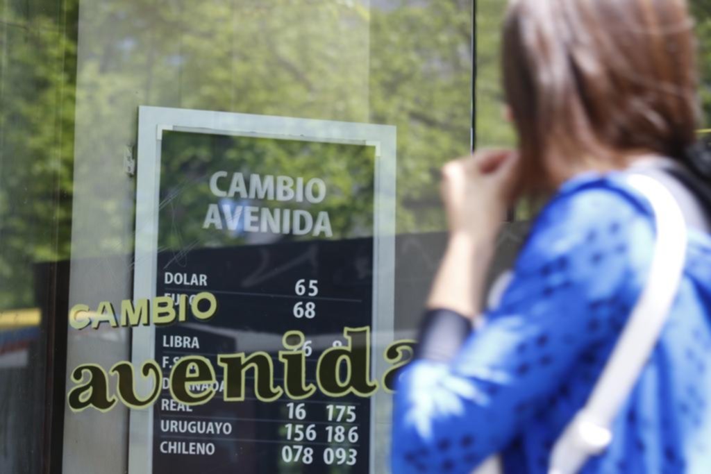 Pese a las ventas del Central el dólar oficial superó los $63 y el blue, los $70