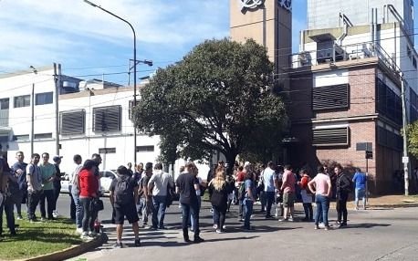 Empleados de un laboratorio cortan calles en Bernal