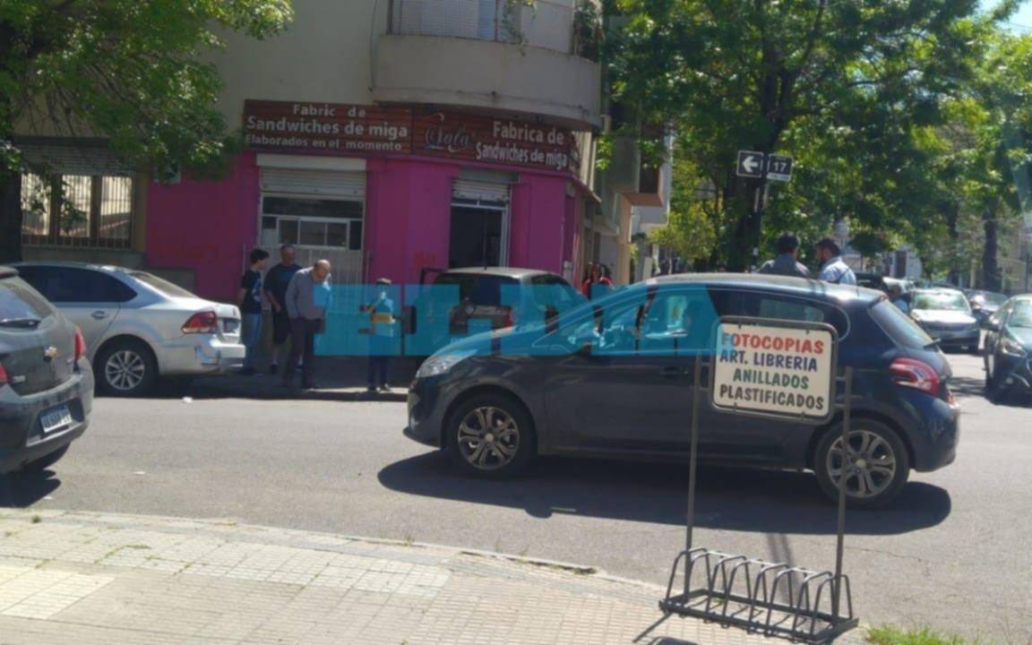 Accidente en 17 y 57: cuatro autos chocados y uno casi termina adentro de una sandwichería