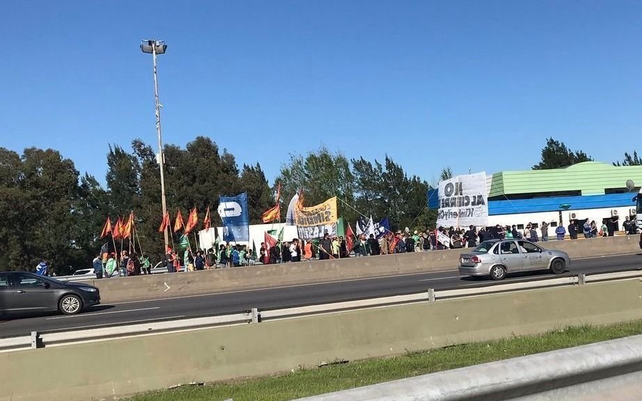 Trabajadores de Kimberly Clark cortaron la autopista