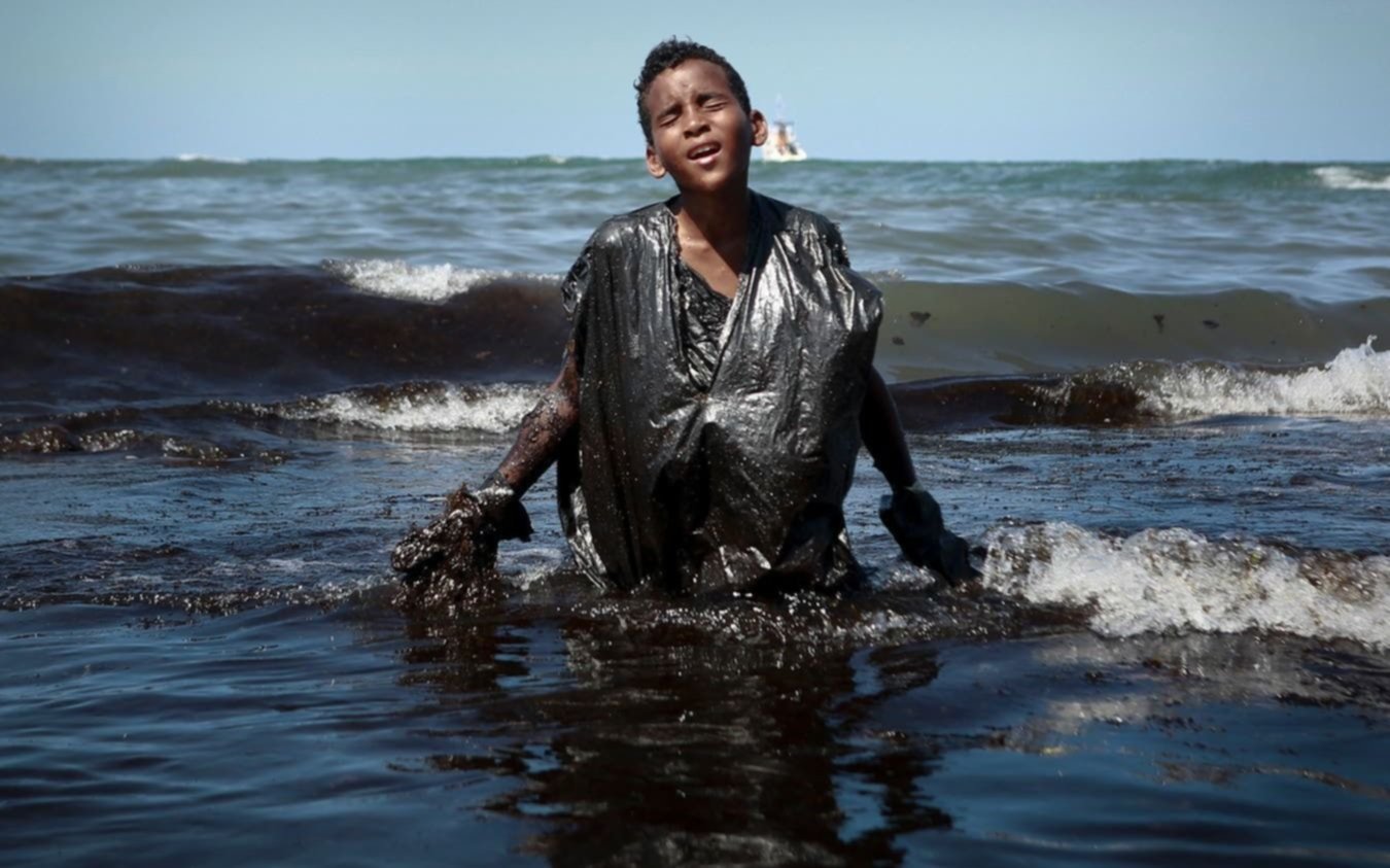 Un niño cubierto de petróleo: la catástrofe de la costa noreste de Brasil en imagen