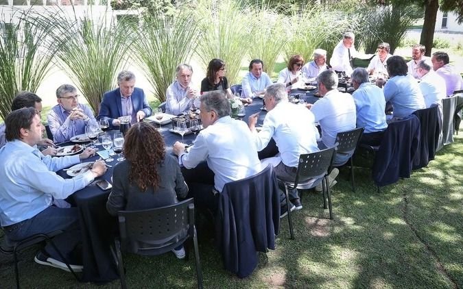 En el comienzo de la veda, Macri almorzó con funcionarios en Olivos