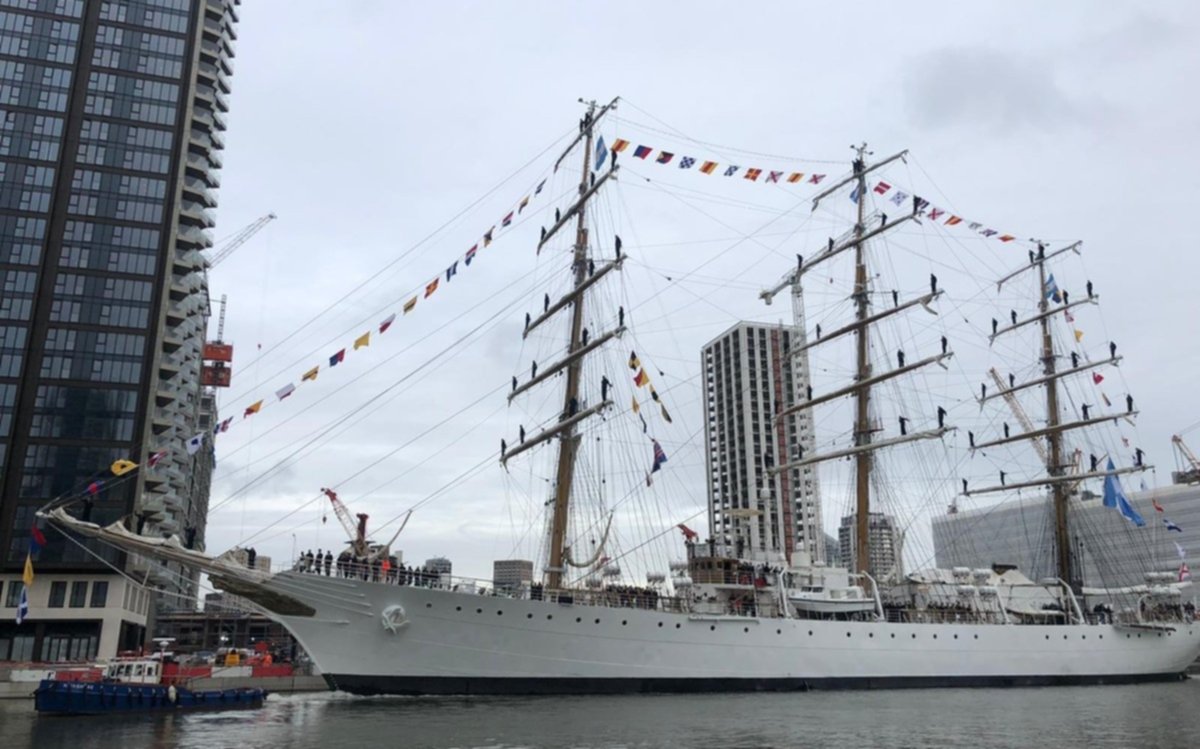Tras 17 años, la Fragata Libertad amarró en el puerto de Londres