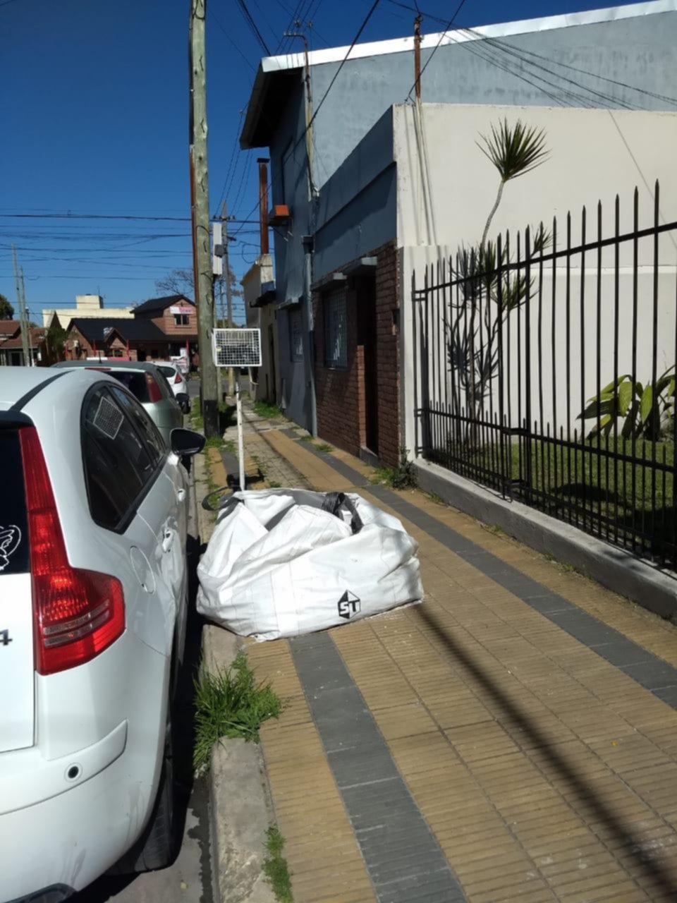 Un bolsón que ocupa la vereda en 519 bis, 6 y 7