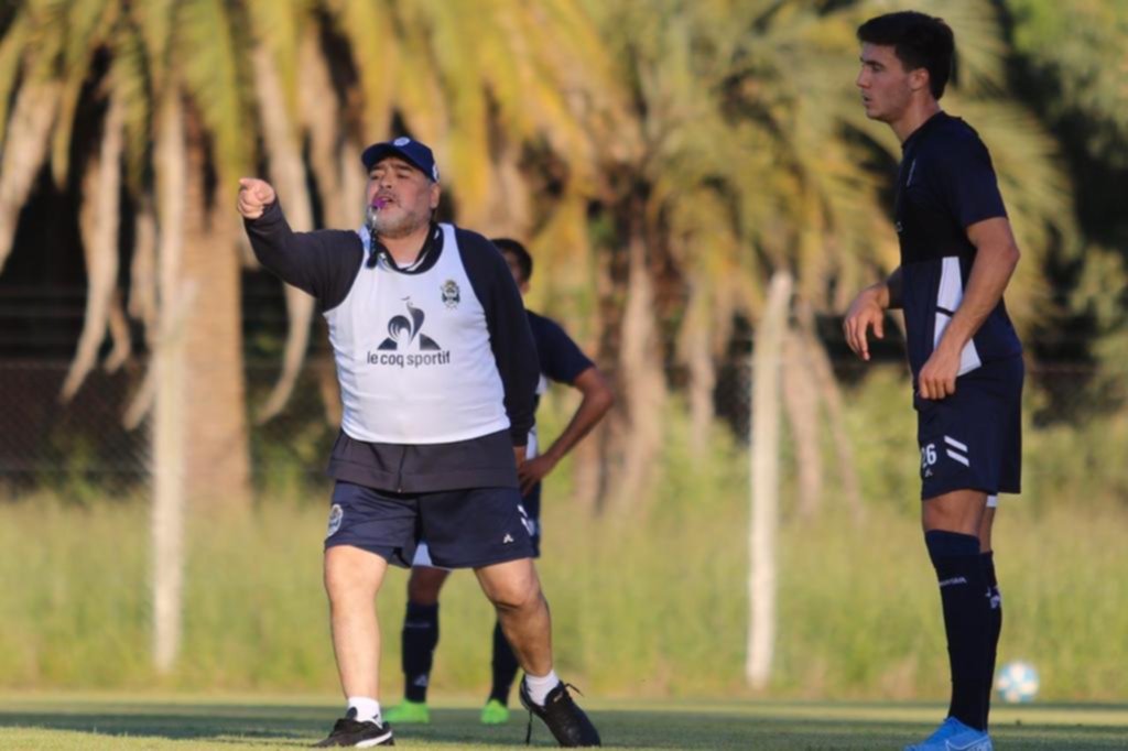 Maradona sigue repasando el libreto pensando en Newell´s, y manteniendo los mismos once