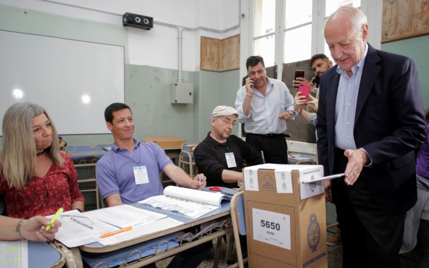 "Argentina tiene todo para ser una sociedad próspera" dijo Lavagna al votar