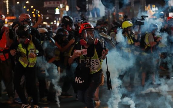 Siguen las protestas y la represión en Hong Kong
