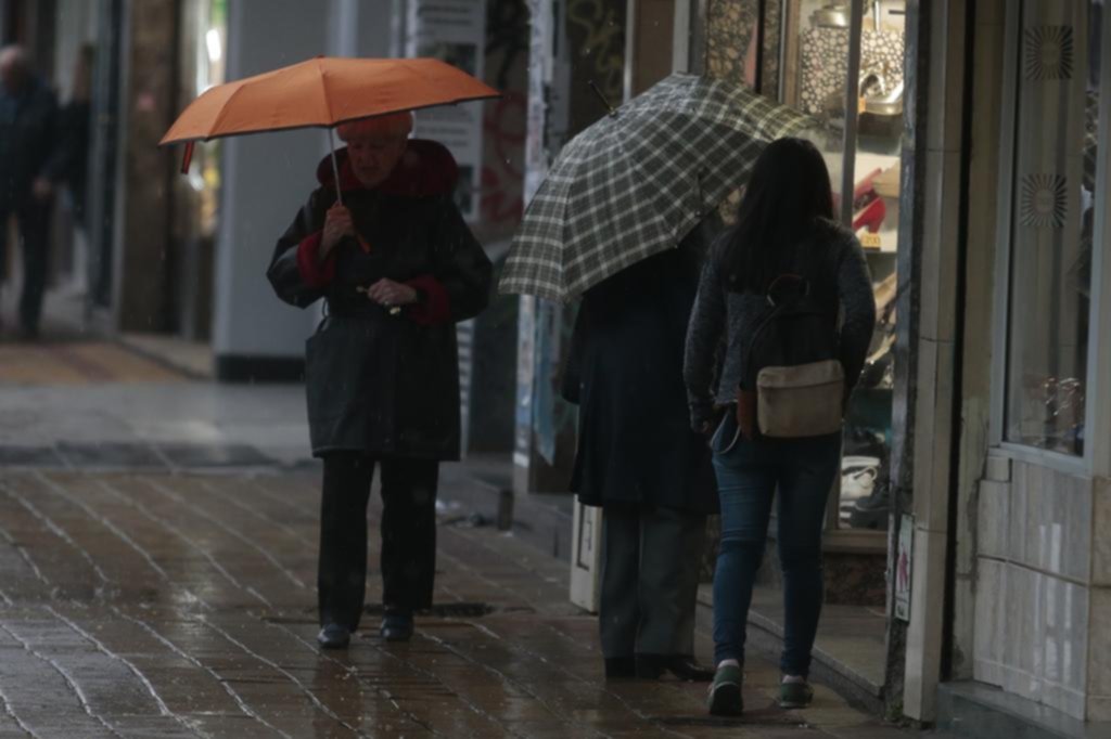 Con chaparrones aislados y un “anochecer” en pleno mediodía empezó una semana inestable