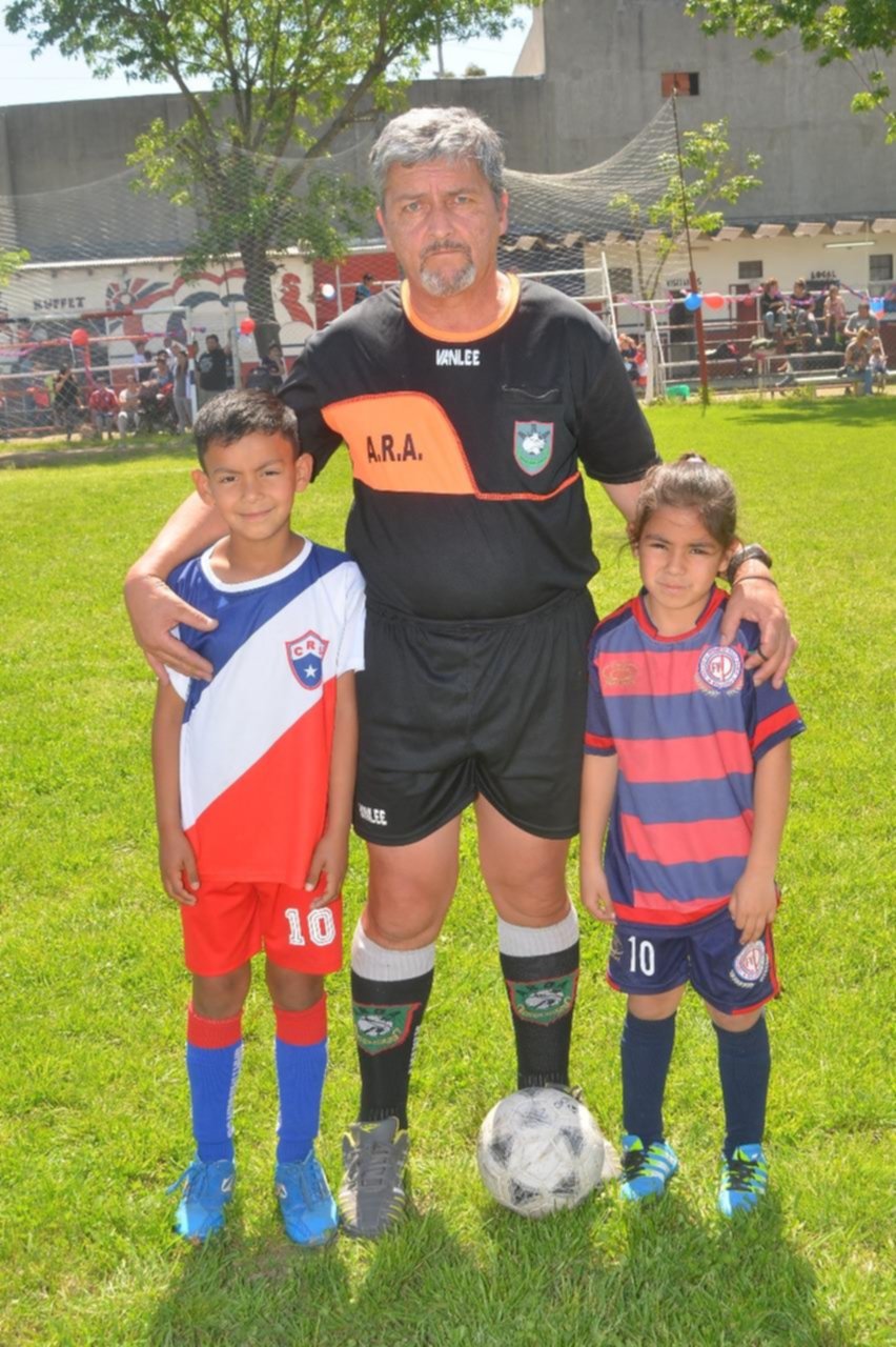 Los capitanes y la tradicional foto con el árbitro