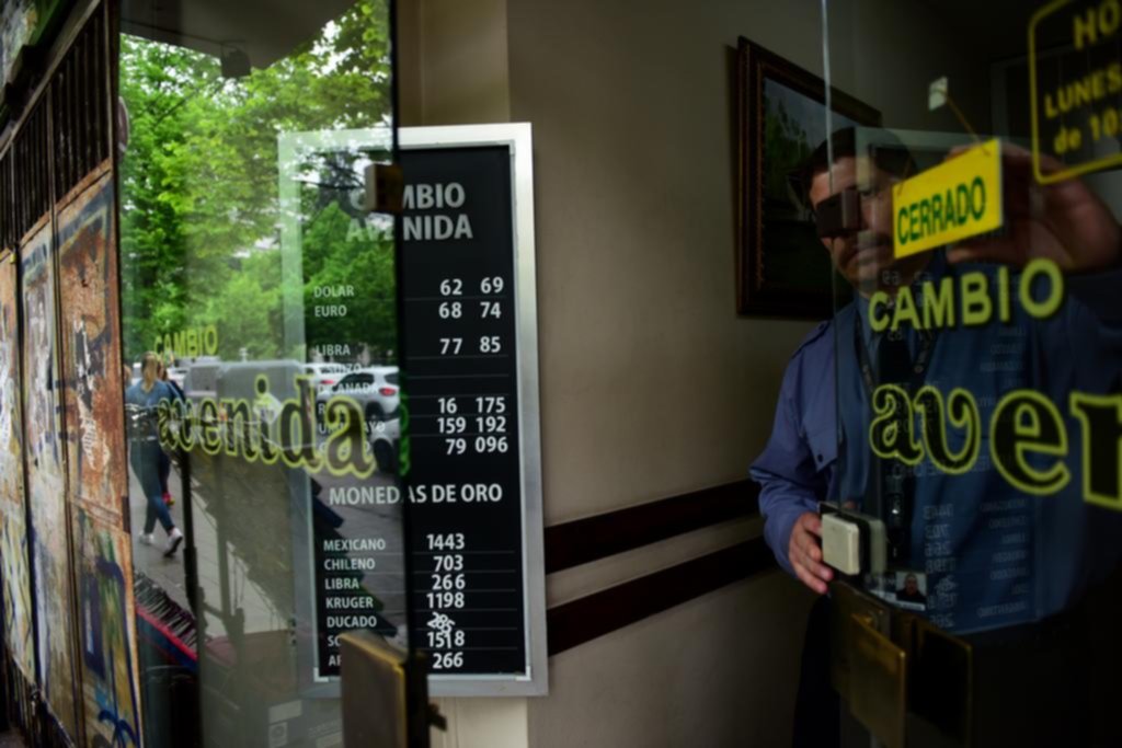 El dólar oficial y el blue cayeron en la primera jornada del cepo reforzado