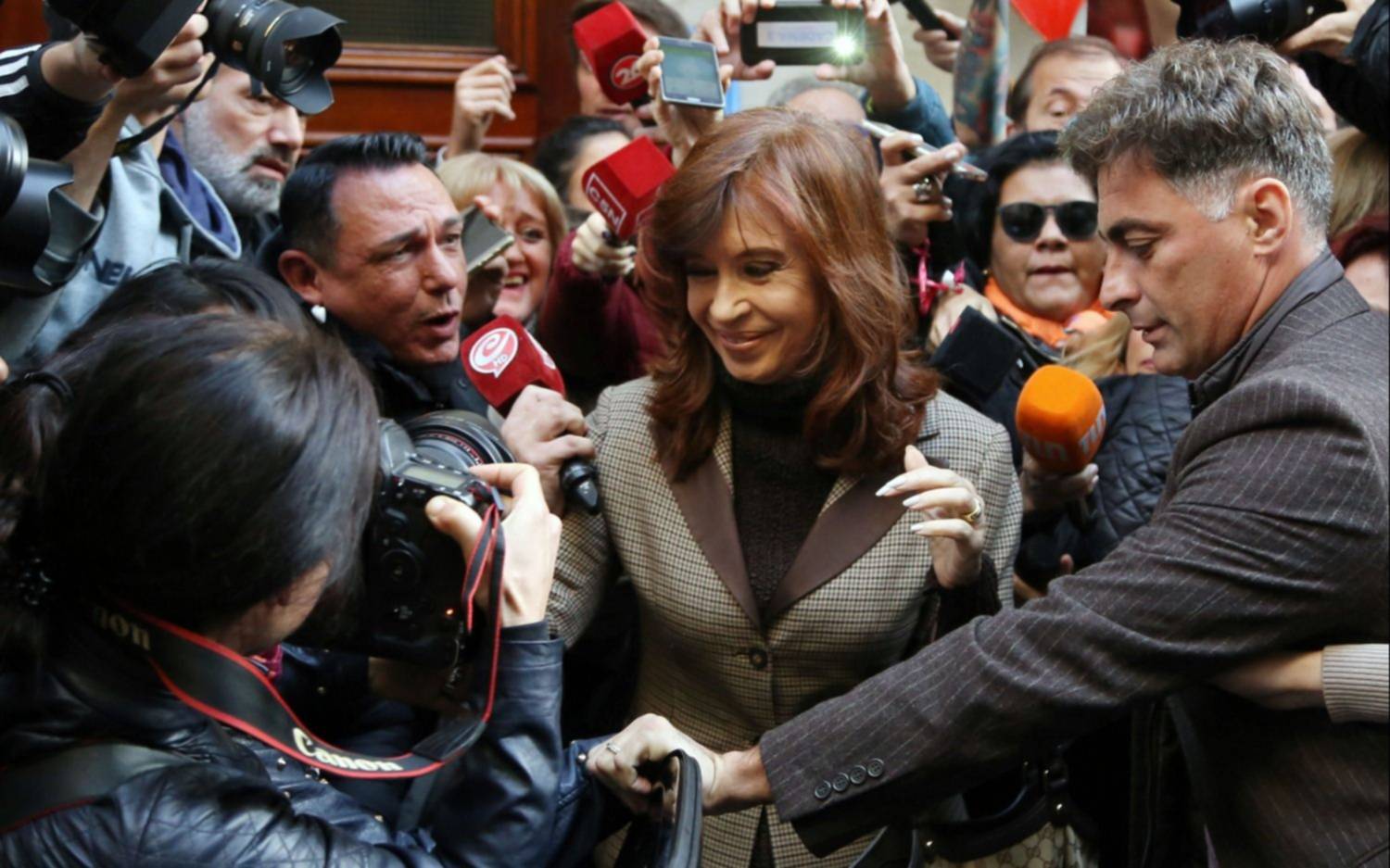 Revocan dos procesamientos a Cristina Kirchner y le confirman uno relacionado a la obra pública
