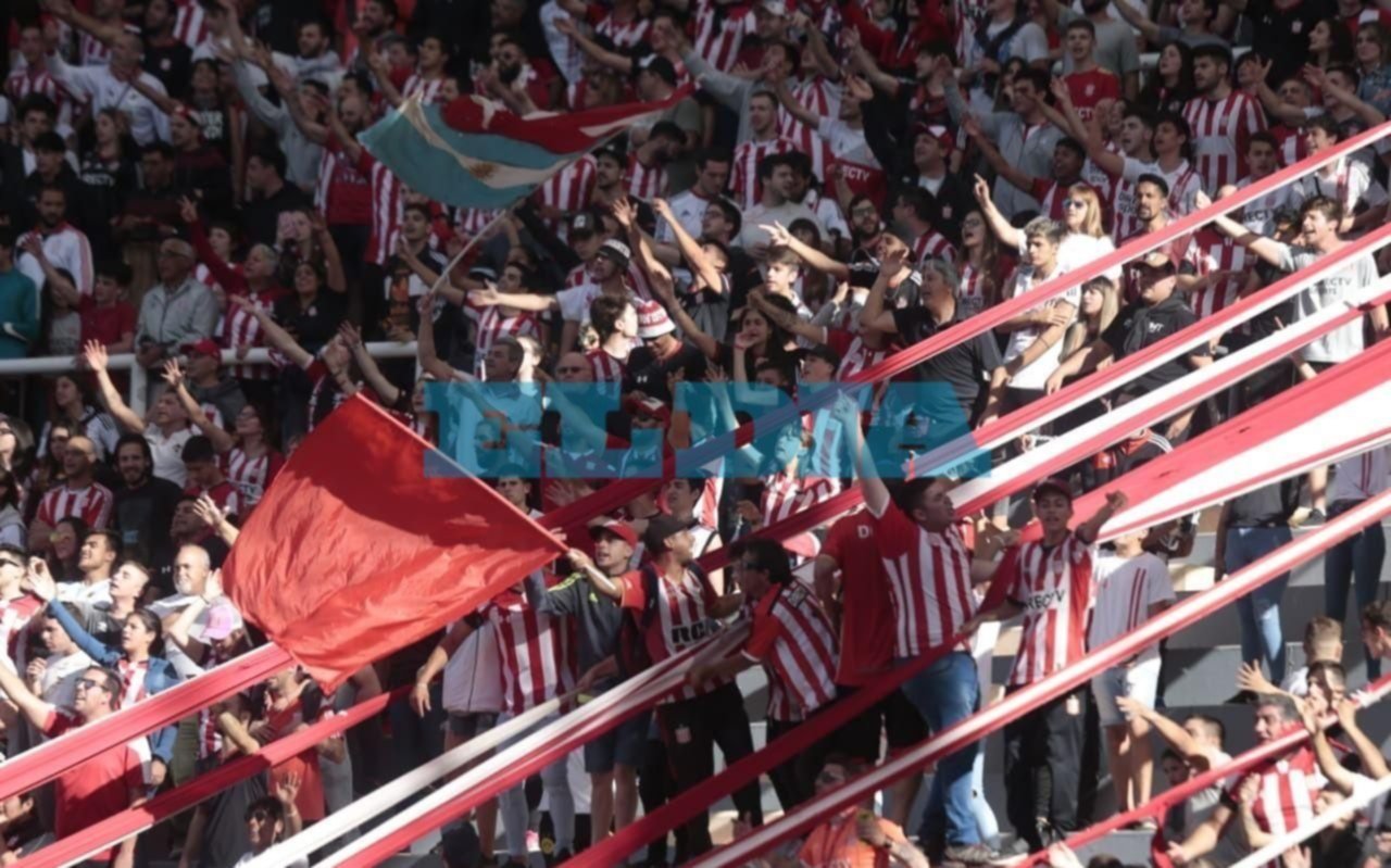 A pesar del día y la hora, los hinchas hacen el aguante en el Único