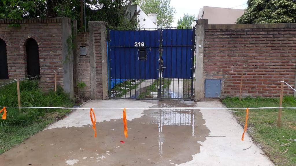 Un desborde de la red de cloacas ya formó un “río”