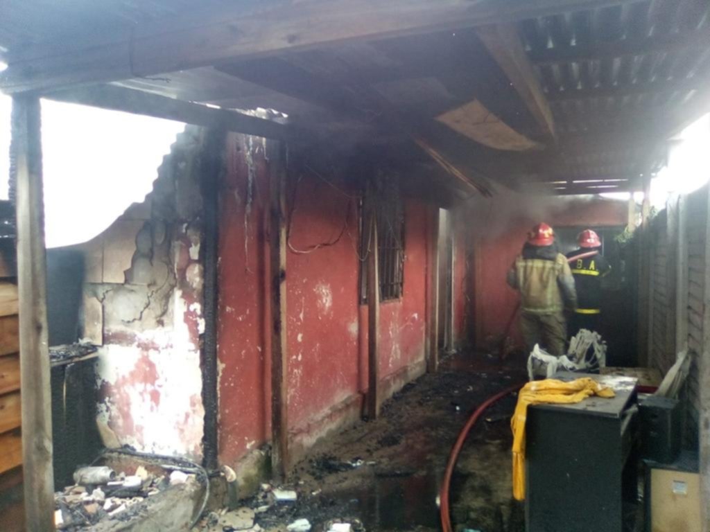 Un incendio dejó en la calle a dos familias de la Ciudad