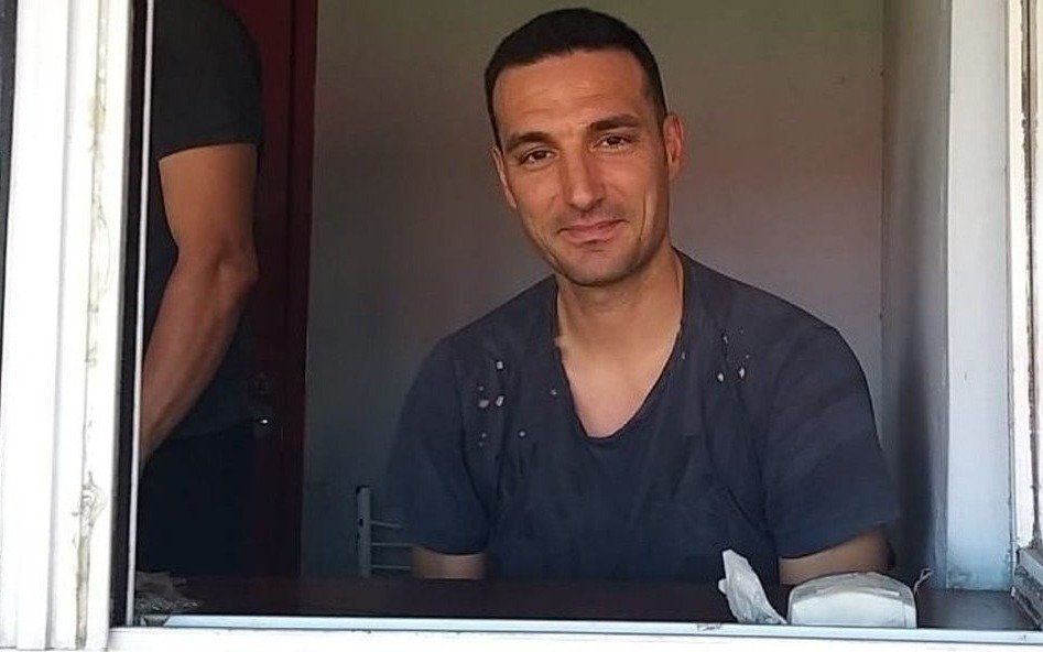 Antes de dar la lista de convocados, Scaloni estuvo presenció el triunfo de Argentinos