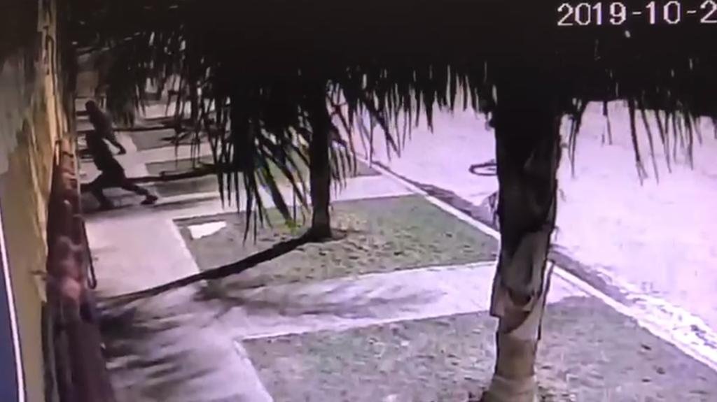 A la carga contra la ventana de un negocio