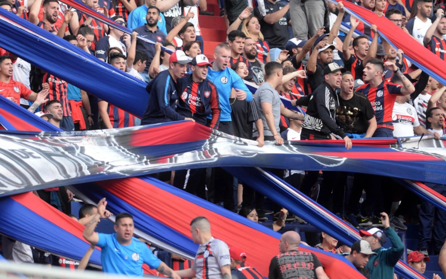 Socios de San Lorenzo denuncian amenazas de los barras del club