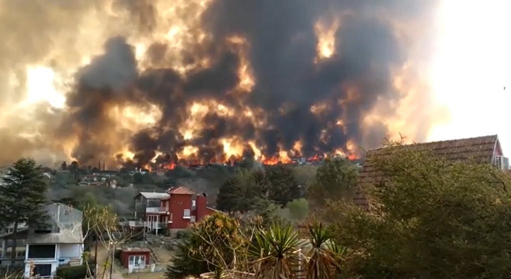 Alerta máxima por los incendios que avanzan hacia casas en Córdoba