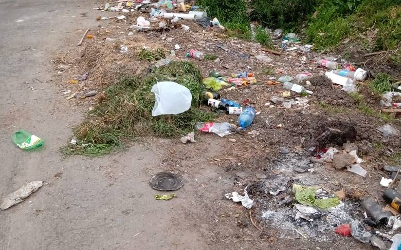 Reclamo por acumulación de basura en 20 y 522: "Hay hasta animales muertos"
