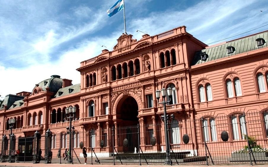 El cepo llegó a la Rosada: funcionarios de alto rango no podrán comprar dólar ahorro