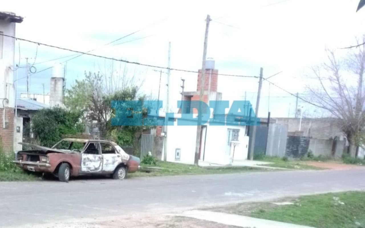 En Los Hornos piden la remoción de un auto que abandonaron hace un año