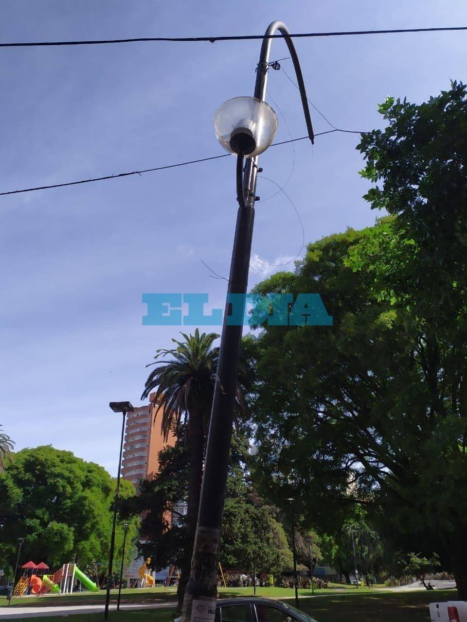 Preocupación en Plaza Paso por el estado de una luminaria