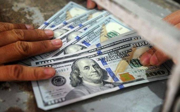 El blue llegó a $150 y también subió el dólar oficial, tras las medidas del Banco Central
