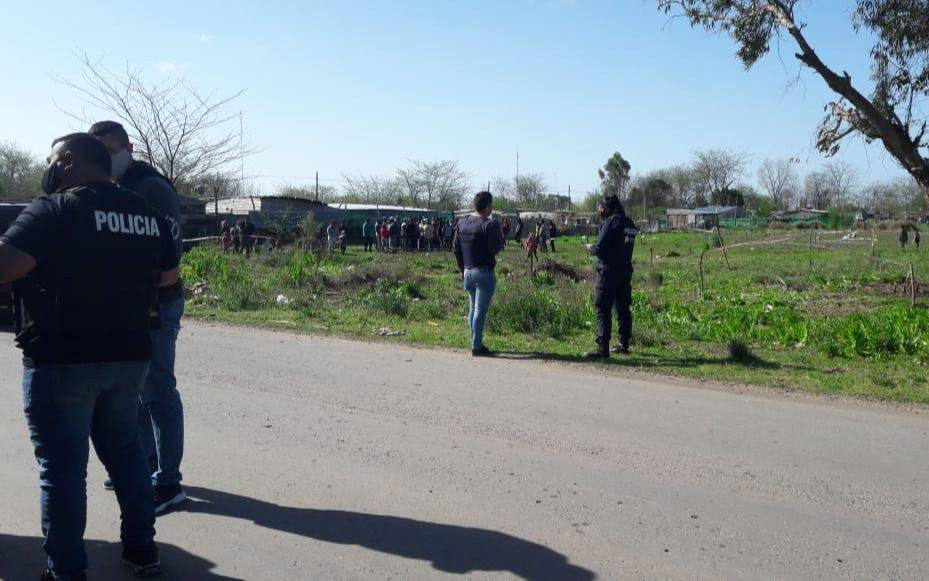 Tensión en Los Hornos por una de toma de terrenos que fue frenada por la policía y el Municipio