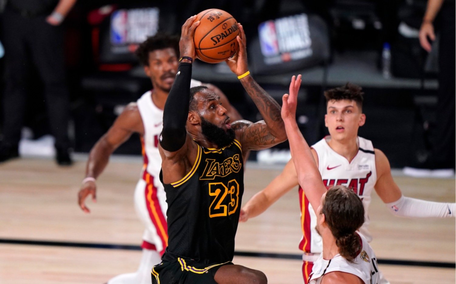 Los Lakers no paran: volvieron a ganarle a Miami Heat y se acercan a la gloria en la NBA