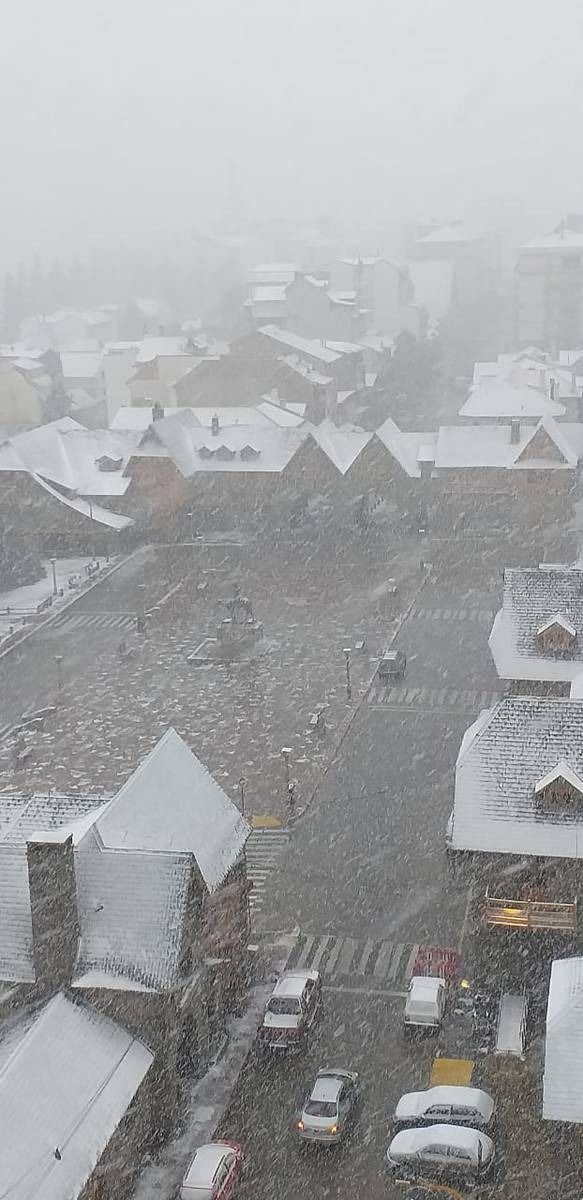 En plena primavera, llegó la nieve a las calles de Bariloche