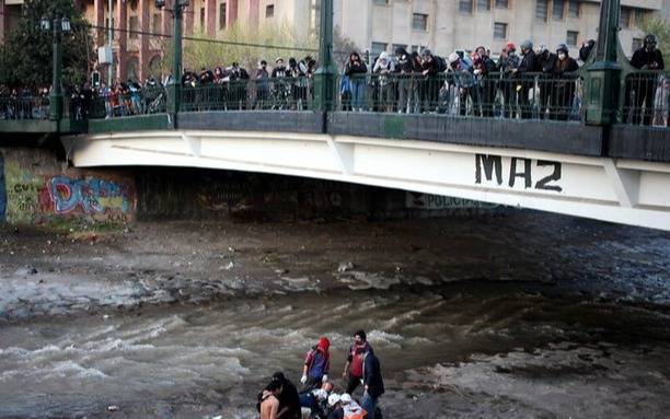 Chile: un adolescente cayó a un río desde un puente e investigan si un policía lo empujó