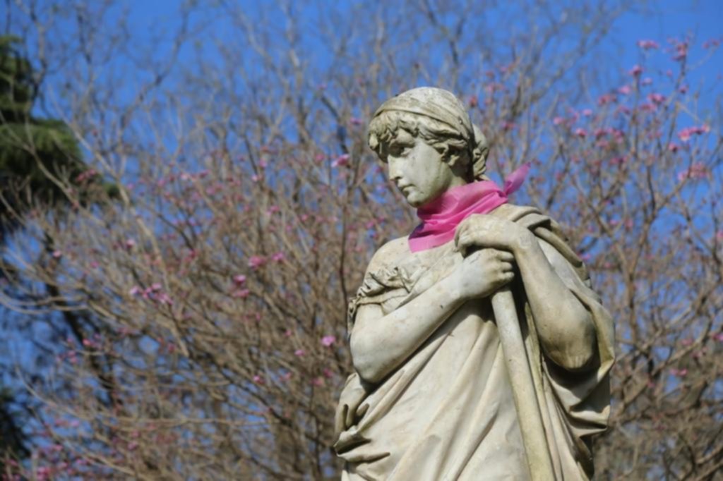 Colocan pañuelos rosa a estatuas para concientizar sobre el cáncer de mama