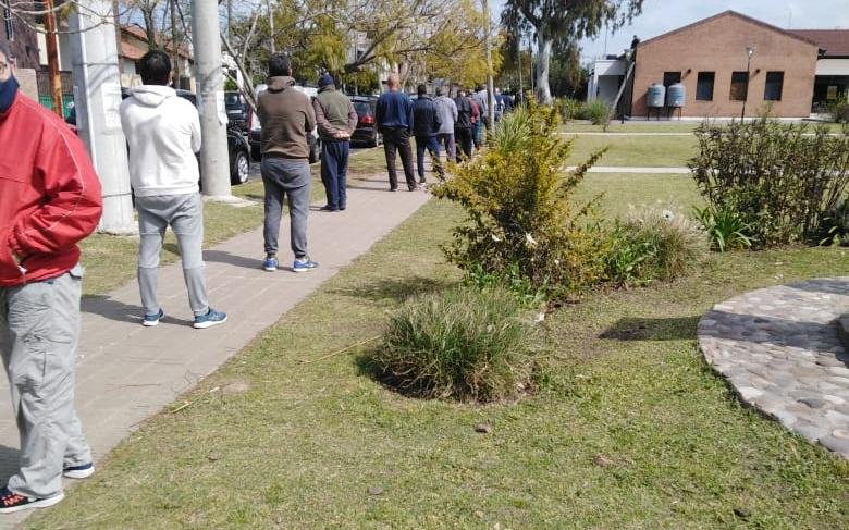 Quejas en Gonnet por las filas para conseguir agua
