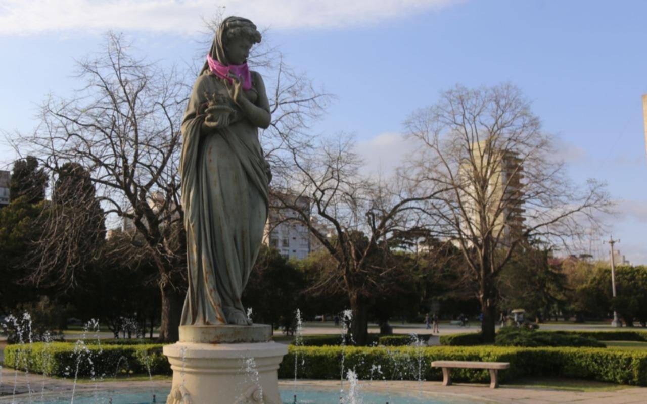 Estatuas y monumentos de La Plata, con pañuelo rosa por el mes del Cáncer de Mama