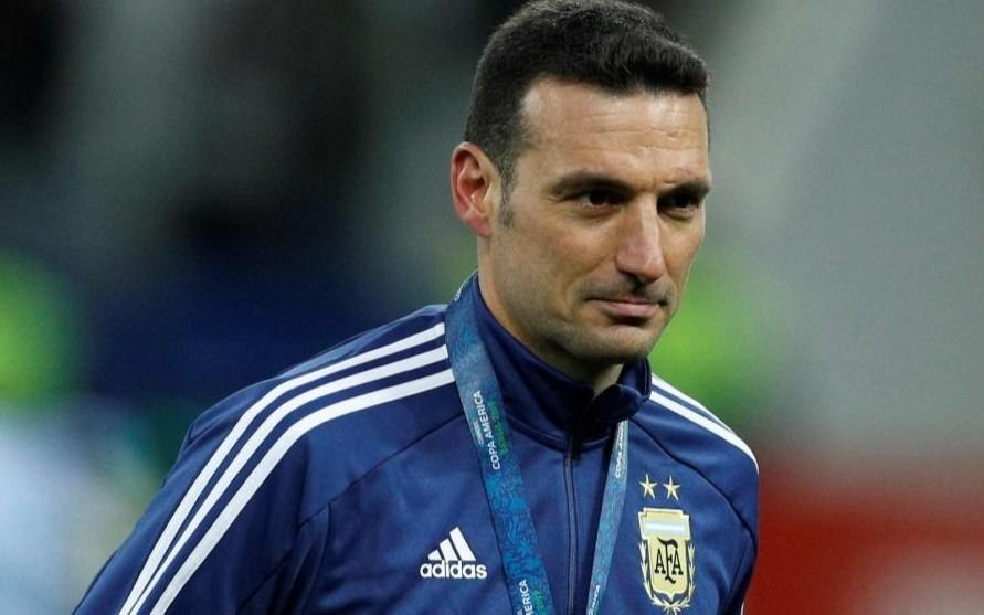 Con siete bajas, Scaloni convocó a cinco del medio local y redondea una lista de 28 jugadores 