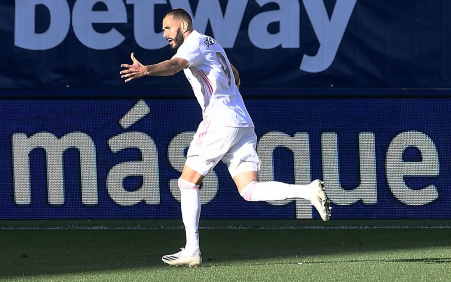 Real Madrid venció a Levante de visitante y llegó a la punta del torneo español