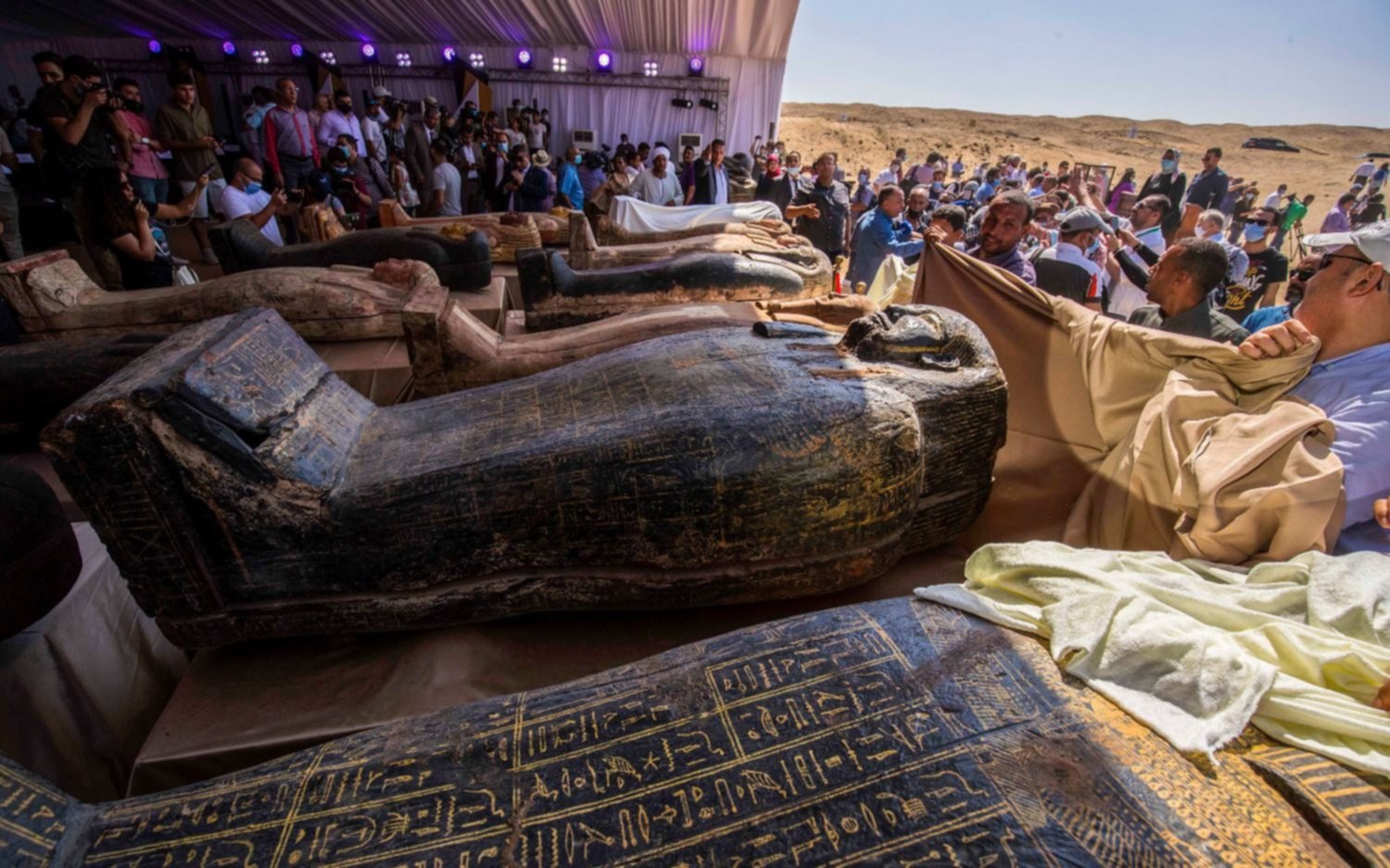 Presentaron los 59 sarcófagos hallados en Egipto; uno de ellos fue abierto