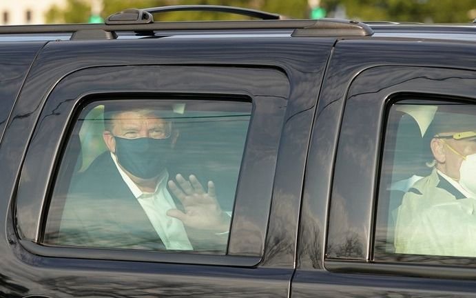 Mientras espera que mañana le den el alta, Donald Trump salió a saludar a sus fans