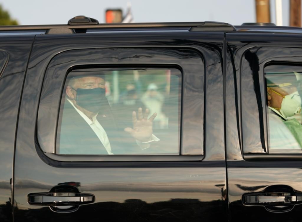 Darían de alta a Donald Trump, que salió de paseo para saludar a sus seguidores