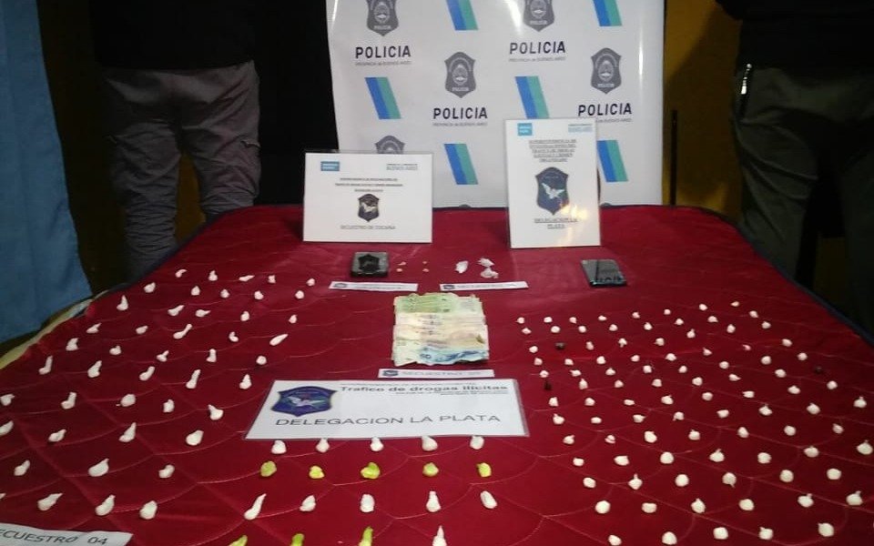 Allanamiento en una pensión de la Terminal: una trans intentó esconder en su boca cuatro envoltorios con cocaína