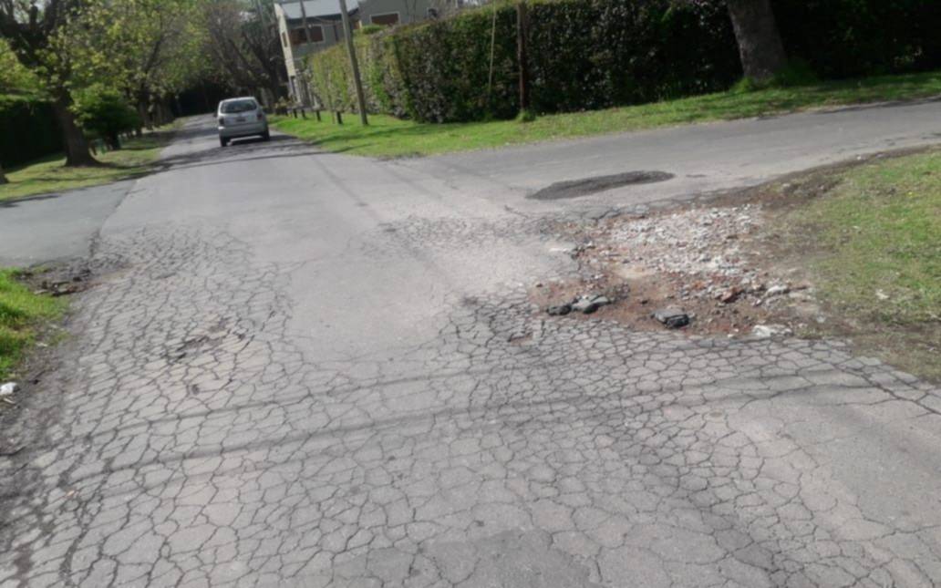 Denuncian pavimento destrozado en una zona de City Bell