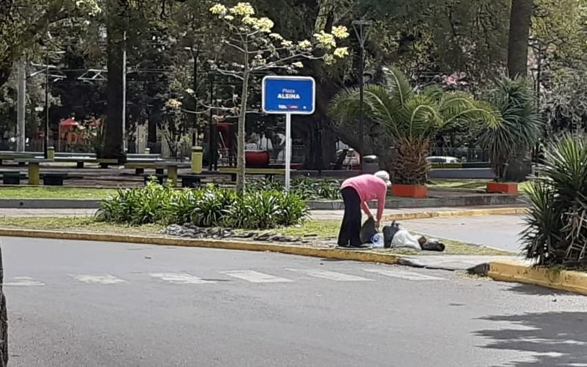 Denuncia que muchos vecinos tiran las bolsas de basura en la plaza Alsina