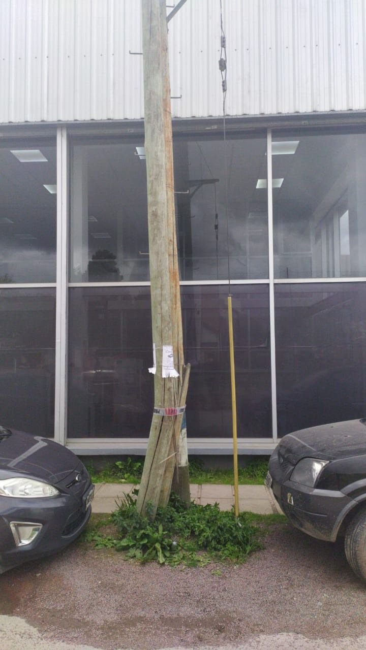Un poste quebrado y a punto de caer preocupa a vecinos de Ringuelet